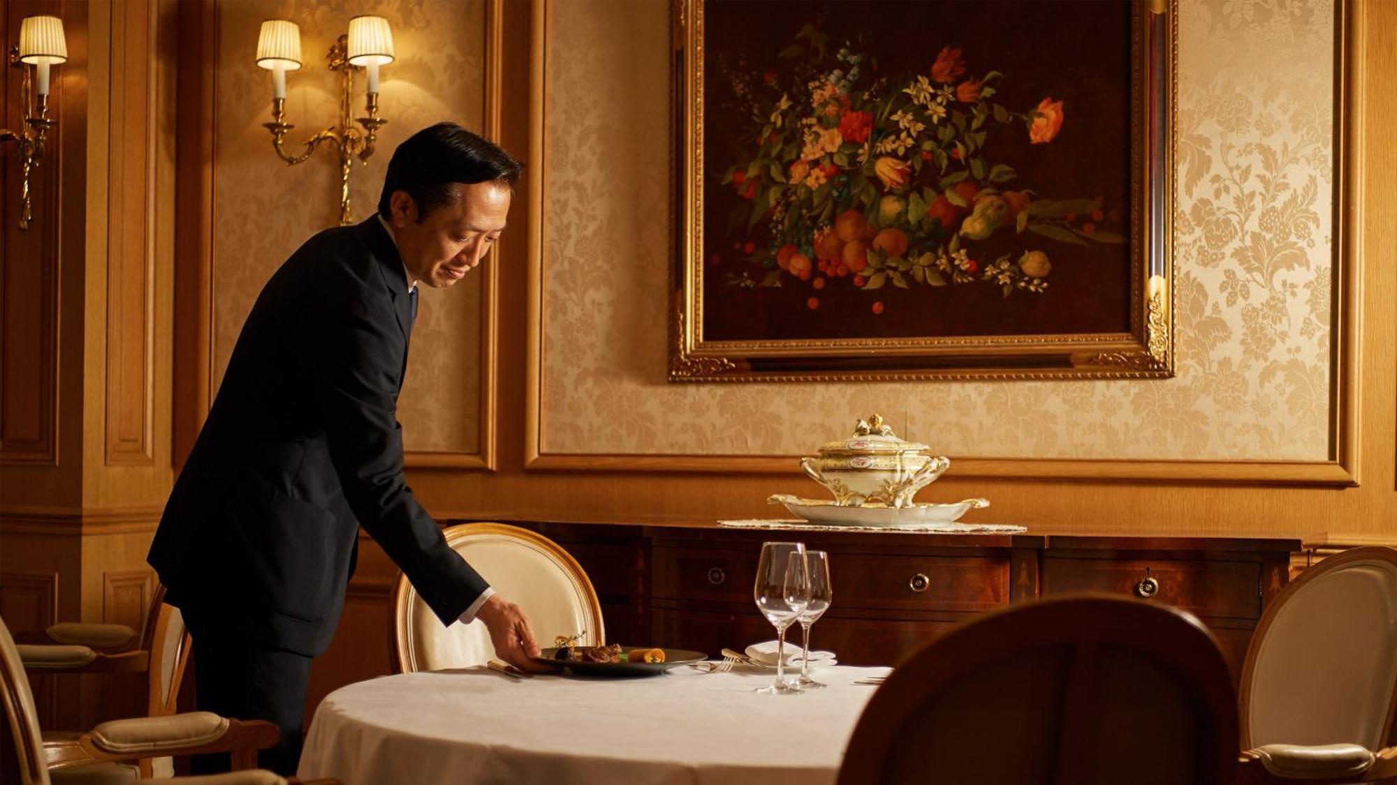 Intercontinental Yokohama Grand By Ihg Hotel Exterior photo A butler serving food at a table